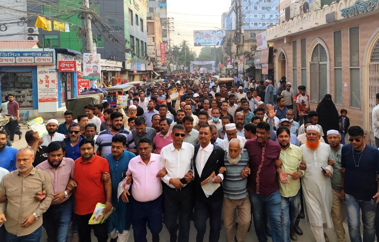 কুমিল্লা-৬ আসনের প্রার্থী মনিরুল হক চৌধুরীর সমর্থনে ৩১ দফার লিফলেট বিতরণ ও গণসংযোগ